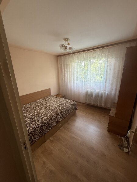 Brancoveanu, de inchiriat 2 camere mobilat, utilat, bloc reabilitat termic.